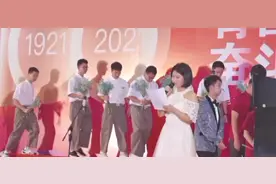 女儿第一次主持，她一点也不紧张，我这当妈反而紧张，表现非常棒视频封面