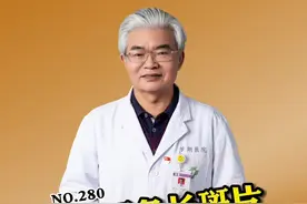 夏天身上容易出汗的地方，就会出现一些褐色或者淡白色的斑片，别担心！这可能不是#白癜风 ！#医学科普 #花斑癣视频封面