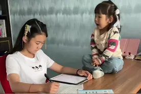2岁妹妹就想让10岁姐姐陪着玩😂😂，小姐俩对话笑的我肚子疼😅，有这俩宝太开心了😎#记录真实生活 #小姐俩硬核对话 #萌娃搞笑日常 #妈妈dou知道 @抖音短视频视频封面
