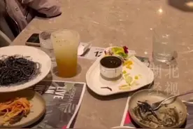 沙拉里吃出活蚯蚓，网友：买素送荤吗？#吃饭吃出异物 视频封面