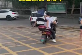 好身手！小学生放学表演一套空翻后跳上电动车潇洒离去，家长们和其他小朋友在一旁看呆了视频封面