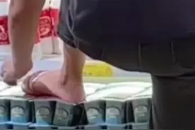 超市员工脚踩奶制品抠脚视频封面