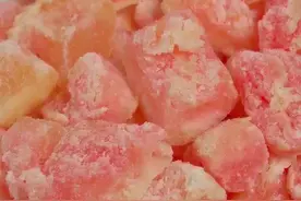 吃完柚子肉，柚子皮千万不要扔了，做成柚子糖，QQ弹弹，软糯香甜。你也赶紧试试吧。#柚子糖 #跟着抖音学做菜