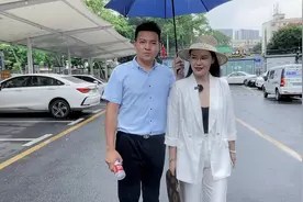 出门办事走得匆忙，车窗没关，这位好心大姐在这里守着视频封面