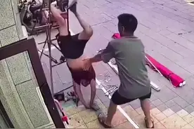 惊险！男子因脚滑失去重心从梯子上摔落，幸好并无大碍。网友：感谢梯子 幸亏不是头先着地视频封面