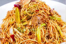 厨师长分享挂面新吃法，生面条不用煮，直接锅里焖，不粘连更入味视频封面