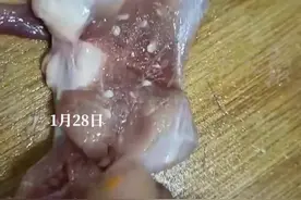女子买回羊肉发现瘦肉部分切开全是白色粒状物#放心肉 #食品安全 （视频来源：@wbcwyywsc ）视频封面
