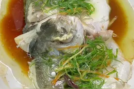 好久没吃清蒸金鲳鱼了，放假了在家你就像我这样做起来吧，简单美味