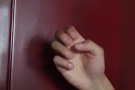 周末休息，当值班员敲门时……（谭艾 占善杰）#兵哥哥视频封面