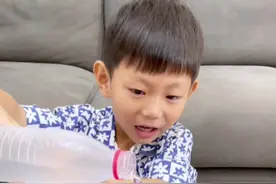 纯净水放冰箱冷冻3小时，倒出来瞬间结冰，太神奇了#科学小实验 #滴水成冰 #萌娃日常 #点水成冰 #宅在家里玩点啥