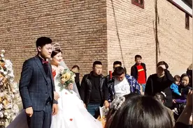 受疫情影响，新娘的父母不能亲临现场，在没有娘家人的婚礼上视频封面