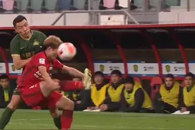 北京国安2:1河南嵩山龙门，河南球员黄紫昌解围不慎踢中自己的脸，看着真疼啊#足球 #中国足球 #中超 #足球合伙人 #最强剪刀手 