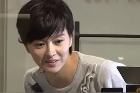 y情期间#梁咏琪 老公童装生意急转直下，她毅然放下明星姿态直播带货为老公减轻负担，如此贤惠不知郑伊健是否会后悔视频封面