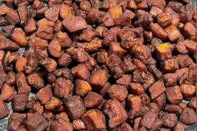 贵州特色风味小吃，用各种调料炮制出来的哨子，香、咸、脆、爽。