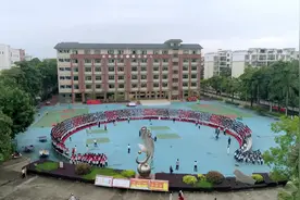 广西崇左高中1500名毕业生拍摄毕业照震撼现场视频封面