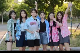 大三拜拜👋 提前打卡了学士服👩‍🎓 #校园 #这个夏天 #合照留念视频封面