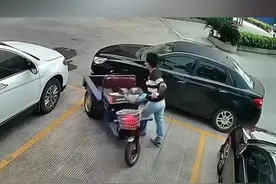 一男子三轮车被轿车挡住，小哥直接徒手移车。网友：他是吃菠菜长大的吗？视频封面