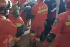 第七名被困者被成功救出，现场响起热烈掌声！一定要加油！所有的人都在为你们祈愿啊！！#为塌楼事故失联被困者祈福 视频封面