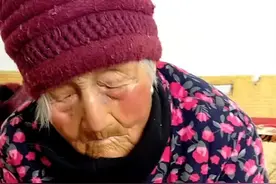 爱噘人的百岁老太太又来了，其实粉丝们都错了，她就是不服，谁说也不行，该噘人还会继续噘 #百岁老人 #热门视频封面