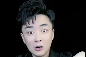 湛江巨无霸生蚝，一个3斤多。最后是不是这么大的生蚝要烧烤才可以？#测评 #生蚝 #湛江生蚝 #乳山生蚝 #试吃 视频封面