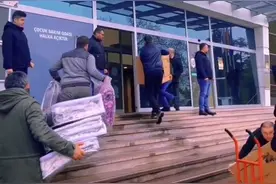 人们从四面八方赶来献出自己一点绵薄的力量，为地震灾区的人民送来温暖，希望一切都安好。#土耳其中部7.8级地震 #土耳其地震灾后画面 #自然灾害面前人类是多么渺小 #真实事件视频封面