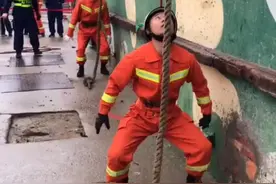 消防员爬绳训练，几秒钟就上四楼👍