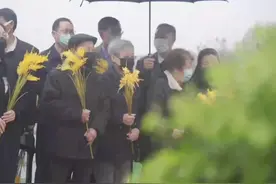 他们手持金黄稻穗缅怀袁隆平#缅怀袁老视频封面