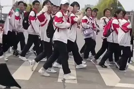 4月10日，河南商丘一位女骑手路遇排队外出拉练的学生接连向她挥手致意：我的妈呀！太激动了#一道美丽的风景线视频封面