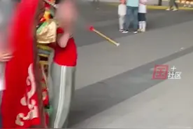 5月27日，山东青岛。先拉人合影，后缠人收费！男孩提醒路人小心套路，反遭训斥：小男孩很勇敢，非常后悔当时没有及时安慰他。视频封面