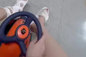 广西玉林，#女子骨折巧借外甥女扭扭车代步 ：已经开了一个月，一开始还觉得有点尴尬视频封面