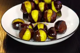 小时候最爱吃的零食，就是我妈给我做的糖炒板栗，今天给我的家人做一份好吃的糖炒板栗#美食教程