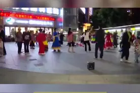 昆明街头鬼哭狼嚎对战广场舞大妈。网友：你大爷还是你大爷，大妈都怕了！ #广场舞大妈 #神操作 #噪音污染 视频封面