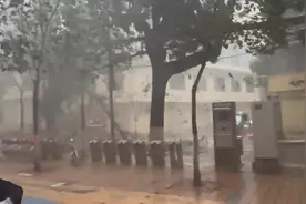 昆明最近每到傍晚暴雨又来！  人生第一次这么近距离感受雷劈视频封面