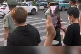 国庆版沉浸式过马路，武警哥哥们护送视频封面