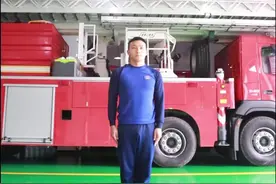 #我与消防的趣味挑战 【消防员最快原地着装】有抖友来挑战嘛😄轻松赢消防文创大礼包哦😄 参赛要求：1⃣️发布视频带话题：#我与消防的趣味挑战 ，或者点进去话题，点立即参加。 2⃣️网友选用运动服、运动鞋、运动背包等一套参加原地着装，画面中用计时器计时，所用时间少于消防员，视为挑战成功。视频封面