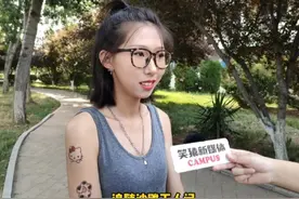 #采访#街头采访 给村里发小的狗窝写对联视频封面