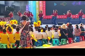 老师舞蹈一出来，必定惊艳全场！鹤峰实验小学的老师们跳得也太青春，太美了！#恩施 #美女 #老师 #舞蹈 #才艺展示 视频封面