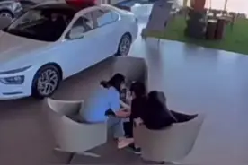 顾客被销售踩了半小时，不敢不买呀哈哈哈视频封面