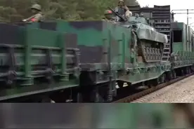 实拍：俄军升级版装甲列车进入乌克兰 配备防空高射炮、步战车！