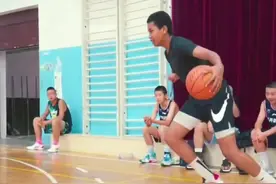 获得蔡老板篮球奖学金的冯傲，16岁，身高193！加油干，篮网队杜欧退了你来接班！😃@赤子之心篮球 #篮网 