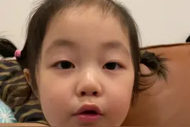 当人类幼崽知道父母背着她吃烧烤时，尴尬了#家庭日常 #骗你生女儿视频封面