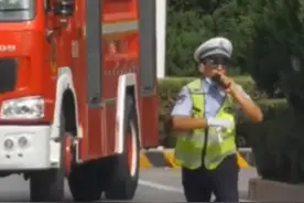 今日正能量#消防员出警遇堵车 交警逆向飞奔为消防车开路#传播正能量 视频封面