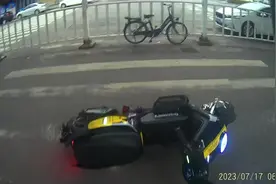 我的小牛摔车了，骑着突然锁龙头了，以后骑行最好用钥匙关掉