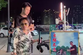 这是粤语的口语，大家能听懂看懂歌词的意思吗？懂的可以翻译一下！这首是打工仔打工妹的专属歌哦！你是哪里人，在广东打过工吗？哪年、哪个城市、那时你几多岁？#半斤八两 #半斤八两许冠杰 #许冠杰 #经典老歌 #经典歌曲 #粤语经典 #粤语歌 #怀旧 #怀旧经典 #再忆经典 #8090经典怀旧 #百听不厌 #唱歌 #户外唱歌 #真人真唱 #舞台无处不在 #路人视角 #创作灵感 #港风 @抖音短视频