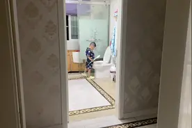 我的小男孩长大了，自己下床穿鞋开灯去了厕所尿尿，穿好裤子视频封面