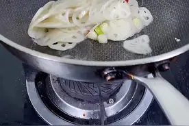 为什么你炒出来的莲藕片那么容易变色发黑呢？看完我这个视频，你炒出来的莲藕片，放一整天都不会发黑#美食教程视频封面