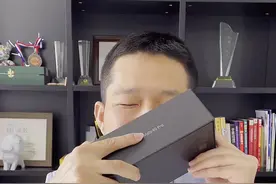 盲人小伙拆盲盒，你看他用多久能摸索完。#创作灵感 #华为 #盲人 #mate40 @抖音短视频视频封面