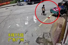 大妈拾废品“无下限”当着狗子的面把其吃饭的“铁饭碗”拿走 狗子懵了视频封面