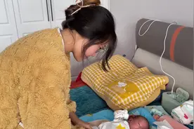 宝宝出生半个月后，妈妈第一次给换尿不湿，手忙脚乱的视频封面