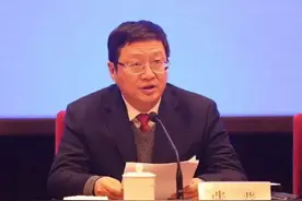 湖北省卫健委党委书记、主任双双被免职。视频封面